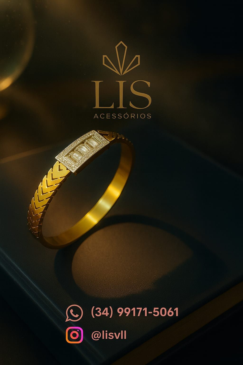 Pulseira dourada com detalhes